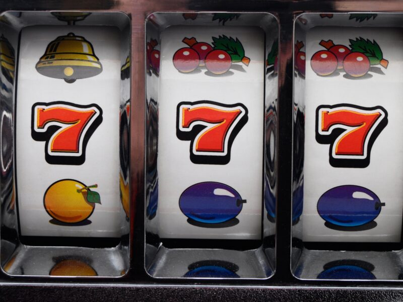 Slot bertema memancing mana yang memiliki fitur sticky wild?